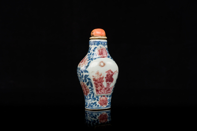 Een Chinese blauw-witte en koperrode snuiffles, Yongzheng merk en periode