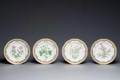 Dix assiettes aux bords ajour&eacute;s en porcelaine de Royal Copenhagen &agrave; d&eacute;cor 'Flora Danica', le Danemark, 20&egrave;me