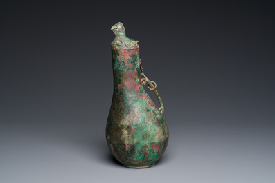 Rare vase couvert archa&iuml;que en forme de gourde en bronze, 'hu', Chine, Zhou de l'Est