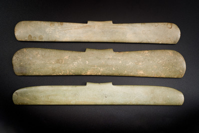 Drie Chinese archa&iuml;sche hangers in verkalkte jade, wellicht Liangzhu cultuur