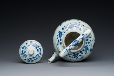 Grande verseuse &agrave; vin couverte en porcelaine de Chine en bleu et blanc &agrave; d&eacute;cor d'une grue et de lotus, &eacute;poque Transition