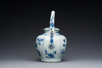 Grande verseuse &agrave; vin couverte en porcelaine de Chine en bleu et blanc &agrave; d&eacute;cor d'une grue et de lotus, &eacute;poque Transition