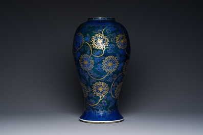 Vase en porcelaine de Chine en bleu poudr&eacute; aux rinceaux de lotus dor&eacute; au couvercle dor&eacute;, Chine, Kangxi