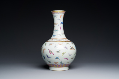 Vase de forme bouteille en porcelaine de Chine famille rose &agrave; d&eacute;cor de papillons, marque et &eacute;poque de Guangxu