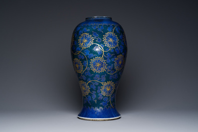 Vase en porcelaine de Chine en bleu poudr&eacute; aux rinceaux de lotus dor&eacute; au couvercle dor&eacute;, Chine, Kangxi