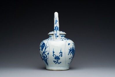 Grande verseuse &agrave; vin couverte en porcelaine de Chine en bleu et blanc &agrave; d&eacute;cor d'une grue et de lotus, &eacute;poque Transition