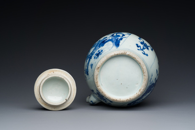 Grande verseuse &agrave; vin couverte en porcelaine de Chine en bleu et blanc &agrave; d&eacute;cor d'une grue et de lotus, &eacute;poque Transition