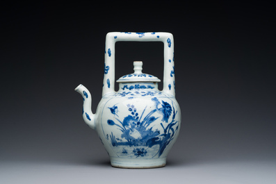 Grande verseuse &agrave; vin couverte en porcelaine de Chine en bleu et blanc &agrave; d&eacute;cor d'une grue et de lotus, &eacute;poque Transition