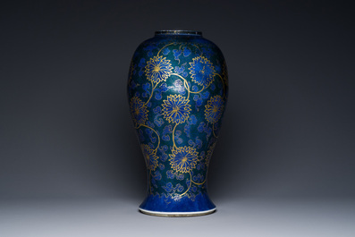 Vase en porcelaine de Chine en bleu poudr&eacute; aux rinceaux de lotus dor&eacute; au couvercle dor&eacute;, Chine, Kangxi