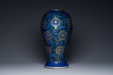 Vase en porcelaine de Chine en bleu poudr&eacute; aux rinceaux de lotus dor&eacute; au couvercle dor&eacute;, Chine, Kangxi