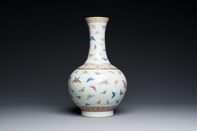 Vase de forme bouteille en porcelaine de Chine famille rose &agrave; d&eacute;cor de papillons, marque et &eacute;poque de Guangxu