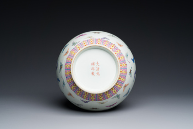 Vase de forme bouteille en porcelaine de Chine famille rose &agrave; d&eacute;cor de papillons, marque et &eacute;poque de Guangxu