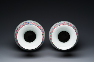 Paire de vases en porcelaine de Chine famille rose &agrave; d&eacute;cor de paysages raffin&eacute;s, marque de Qianlong, 20&egrave;me