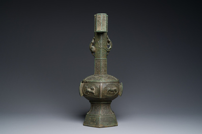 Tr&egrave;s grand vase &agrave; fl&egrave;ches de type 'touhu' en bronze, Chine, Yuan