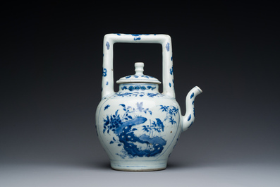 Grande verseuse &agrave; vin couverte en porcelaine de Chine en bleu et blanc &agrave; d&eacute;cor d'une grue et de lotus, &eacute;poque Transition