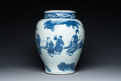 Grand vase en porcelaine de Chine en bleu et blanc &agrave; d&eacute;cor d'immortels, &eacute;poque Transition