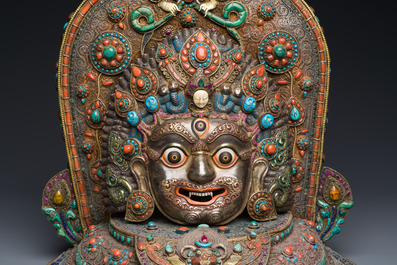 Grand masque de 'Bhairava' en argent filigran&eacute; et incrust&eacute; de pierres semi-pr&eacute;cieuses, Tibet ou N&eacute;pal, 19&egrave;me