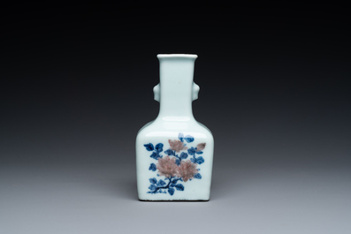 Petit vase de forme bouteille en porcelaine de Chine en bleu, blanc et rouge de cuivre &agrave; fond celadon, marque et &eacute;poque de Qianlong