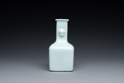 Petit vase de forme bouteille en porcelaine de Chine en bleu, blanc et rouge de cuivre &agrave; fond celadon, marque et &eacute;poque de Qianlong