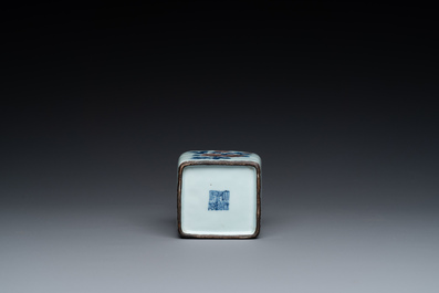 Petit vase de forme bouteille en porcelaine de Chine en bleu, blanc et rouge de cuivre &agrave; fond celadon, marque et &eacute;poque de Qianlong