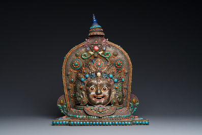 Grand masque de 'Bhairava' en argent filigran&eacute; et incrust&eacute; de pierres semi-pr&eacute;cieuses, Tibet ou N&eacute;pal, 19&egrave;me