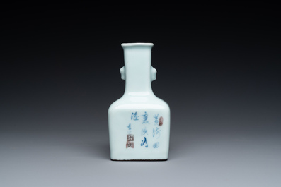 Petit vase de forme bouteille en porcelaine de Chine en bleu, blanc et rouge de cuivre &agrave; fond celadon, marque et &eacute;poque de Qianlong