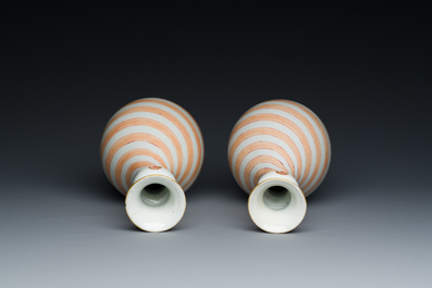 Rare paire de vases en porcelaine de Chine &agrave; d&eacute;cor en rouge de fer dans le style des verres de Venise, Kangxi