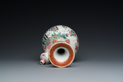 Kendi en porcelaine de Chine famille rose &agrave; d&eacute;cor d'une sc&egrave;ne du 'Xi Xiang Yi', Yongzheng