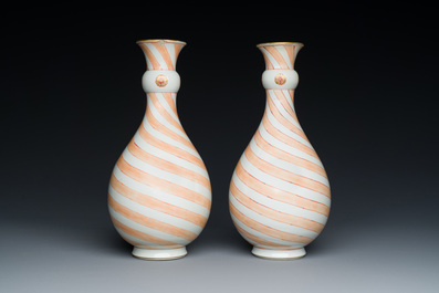Rare paire de vases en porcelaine de Chine &agrave; d&eacute;cor en rouge de fer dans le style des verres de Venise, Kangxi