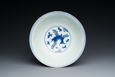 Bol en porcelaine de Chine en bleu et blanc &agrave; d&eacute;cor de carpes, marque de Chenghua, Kangxi
