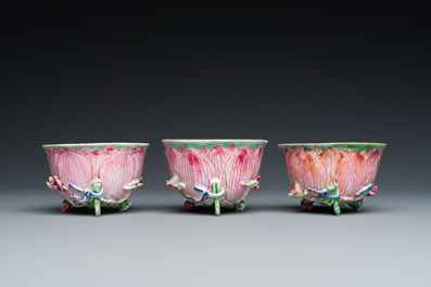 Drie Chinese famille rose 'lotus' koppen en schotels met een geleerde en zijn dienaar, Yongzheng