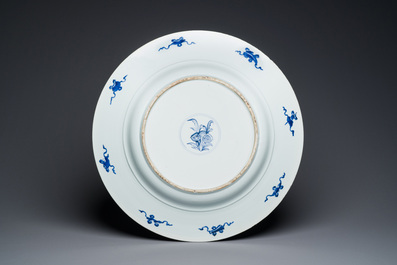 Tr&egrave;s grand plat en porcelaine de Chine en bleu et blanc &agrave; d&eacute;cor de paons, Kangxi