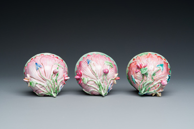 Drie Chinese famille rose 'lotus' koppen en schotels met een geleerde en zijn dienaar, Yongzheng