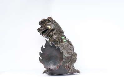 Rare br&ucirc;le-parfum en forme de lion en bronze incrust&eacute;, Chine, Ming