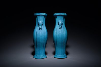Paire de vases en porcelaine de Chine &agrave; &eacute;mail &oelig;uf de rouge-gorge, 18/19&egrave;me
