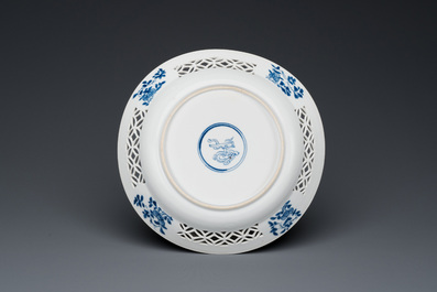 Een Chinees blauw-wit bord met opengewerkte rand, Kangxi