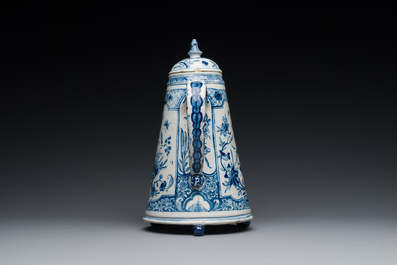 Rare cafeti&egrave;re en fa&iuml;ence de Delft en bleu et blanc, dat&eacute;e 1732