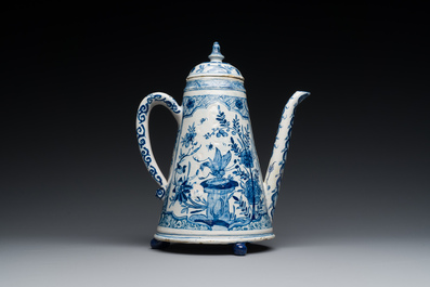 Rare cafeti&egrave;re en fa&iuml;ence de Delft en bleu et blanc, dat&eacute;e 1732