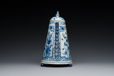 Rare cafeti&egrave;re en fa&iuml;ence de Delft en bleu et blanc, dat&eacute;e 1732