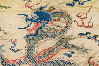 Grand panneau de forme carr&eacute;e en soie brod&eacute;e &agrave; d&eacute;cor de trois dragons &agrave; cinq griffes sur fond jaune, Chine, 19&egrave;me