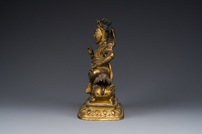 Statuette de Vaishravana sur son lion bouddhiste en bronze dor&eacute;, Sino-Tibet, probablement 17&egrave;me