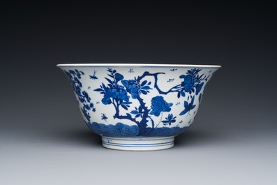 Bol en porcelaine de Chine en bleu et blanc &agrave; d&eacute;cor floral all&eacute;gorique des quatre saisons, marque de Chenghua, Kangxi
