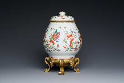 Pot-pourri et son couvercle en porcelaine de Chine famille rose &agrave; d&eacute;cor 'Pompadour' sur socle en bronze dor&eacute;, Qianlong, vers 1745