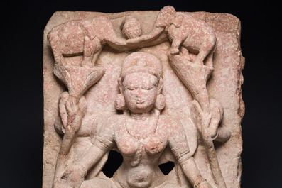 St&egrave;le de Lakshmi en gr&egrave;s rouge, Inde, probablement Rajasthan, 12&egrave;me