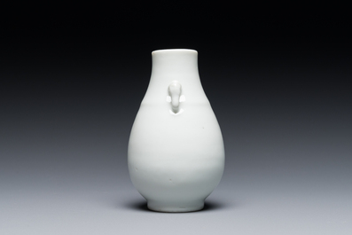 Petit vase de forme 'hu' en porcelaine blanc de Chine de Dehua aux anses en forme d'&eacute;l&eacute;phants, 18&egrave;me