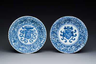 Paire d'assiettes en porcelaine de Chine en bleu et blanc aux armes de la famille De Pinto pour le march&eacute; portugais, Kangxi