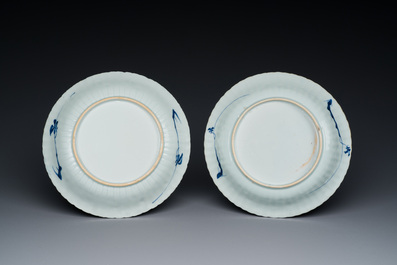 Paire d'assiettes en porcelaine de Chine en bleu et blanc aux armes de la famille De Pinto pour le march&eacute; portugais, Kangxi