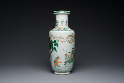 Vase de forme rouleau en porcelaine de Chine famille verte &agrave; d&eacute;cor des 'Huit immortels', Kangxi