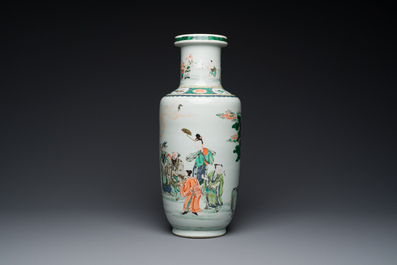 Vase de forme rouleau en porcelaine de Chine famille verte &agrave; d&eacute;cor des 'Huit immortels', Kangxi