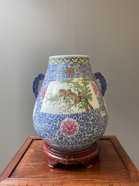 Een grote Chinese doucai-rose 'hu' vaas met vlinders en vogels, Qianlong merk maar wellicht later